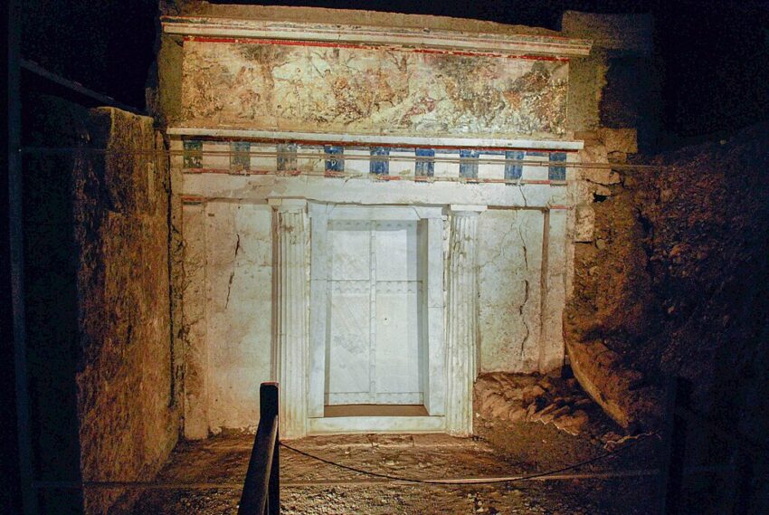 Πρόσοψη του τάφου του Φιλίππου Β' της Μακεδονίας στη Βεργίνα