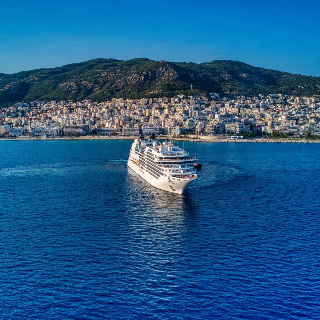 KAVALA-GREECE-LIMANI-PANORAMIKI-ME-KROUAZEROPLOIO