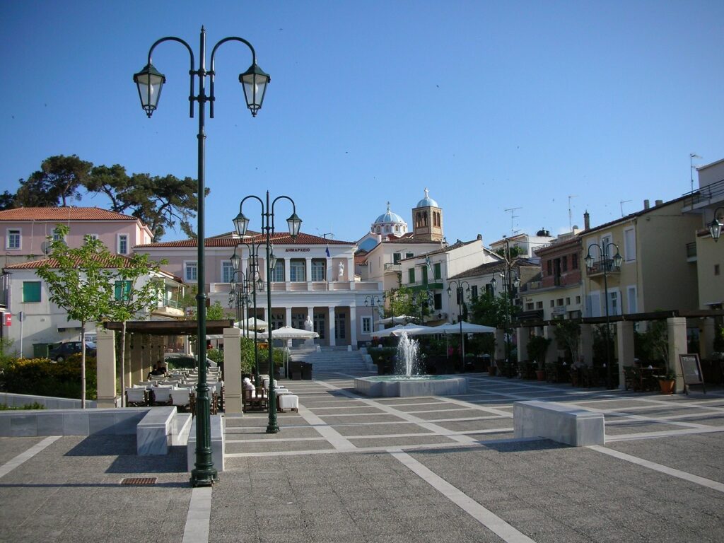 KARLOVASI_KENTRIKI_PLATEIA_DIMOS_DYTIKIS_SAMOU