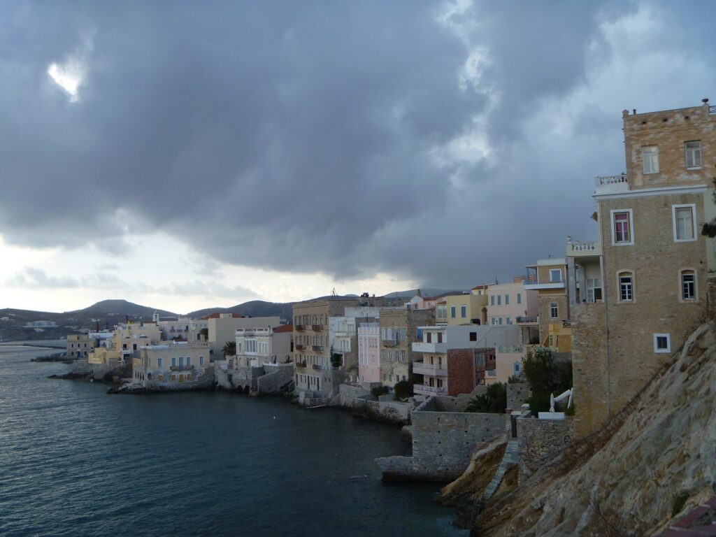 SYROS_I_SYNOIKIA_VAPORIA