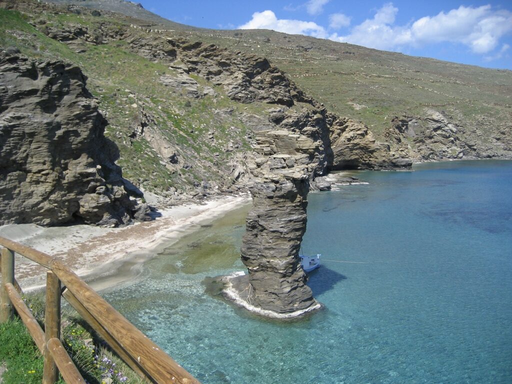 TO_PIDIMA_TIS_GRIAS_ORMOS_KOPRTHIOU_ANDROS_CYCLADES