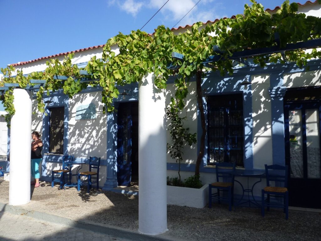 PANELLINION_PARADOSIAKO_KAFENEIO_TOU_FRAGKOU_STA_PIGADIA_KARPATHOU